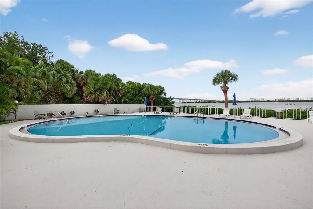 Active With Contract: $295,000 (2 beds, 2 baths, 1090 Square Feet)