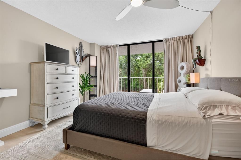 Active With Contract: $295,000 (2 beds, 2 baths, 1090 Square Feet)