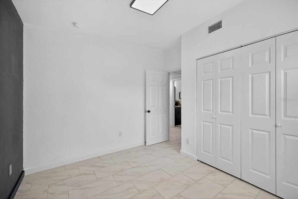 合同活跃: $339,900 (4 贝兹, 2 浴室, 1102 平方英尺)