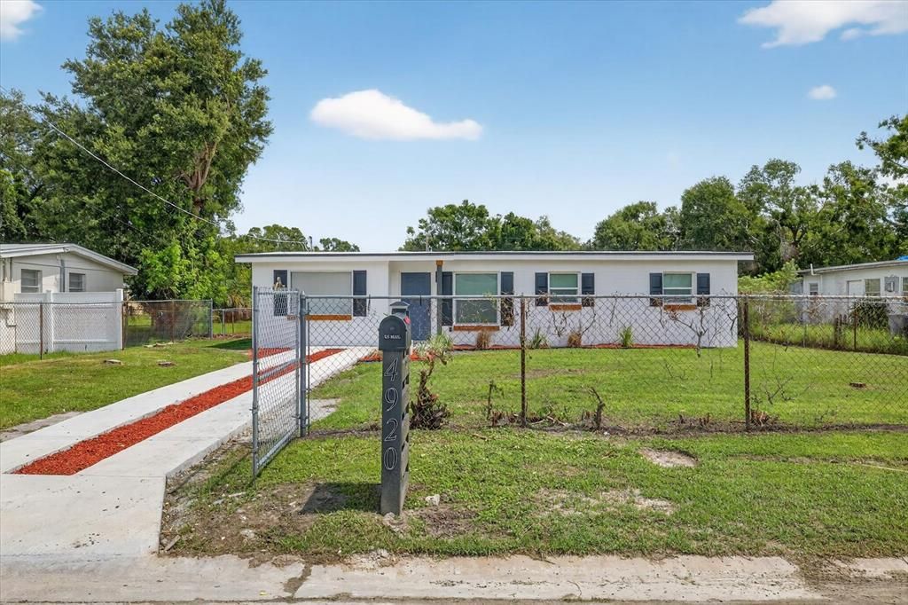 合同活跃: $339,900 (4 贝兹, 2 浴室, 1102 平方英尺)