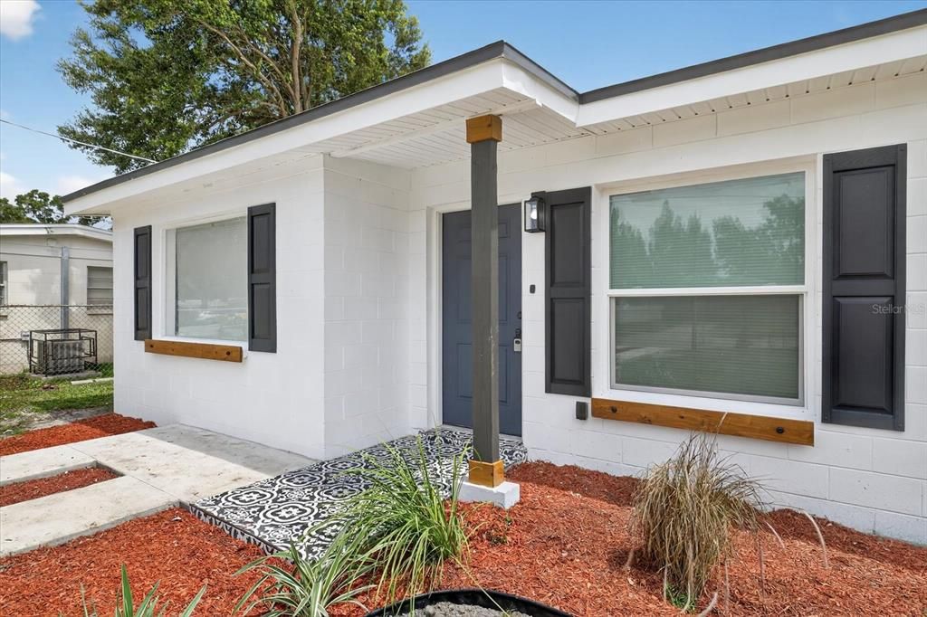 合同活跃: $339,900 (4 贝兹, 2 浴室, 1102 平方英尺)