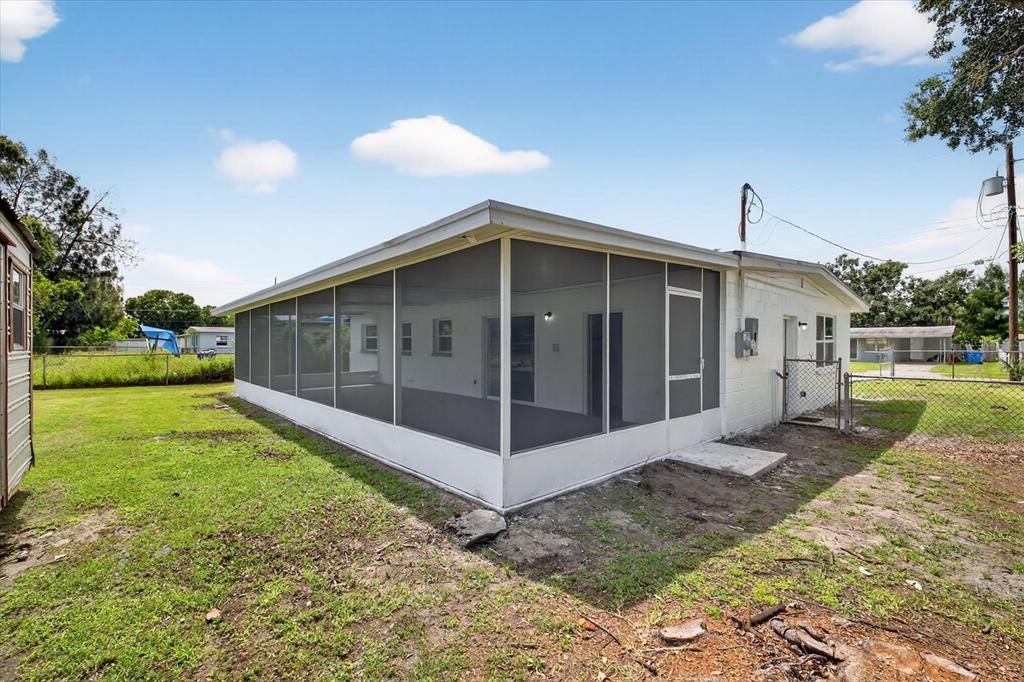 合同活跃: $339,900 (4 贝兹, 2 浴室, 1102 平方英尺)