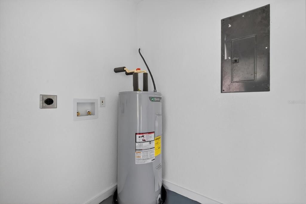 合同活跃: $339,900 (4 贝兹, 2 浴室, 1102 平方英尺)