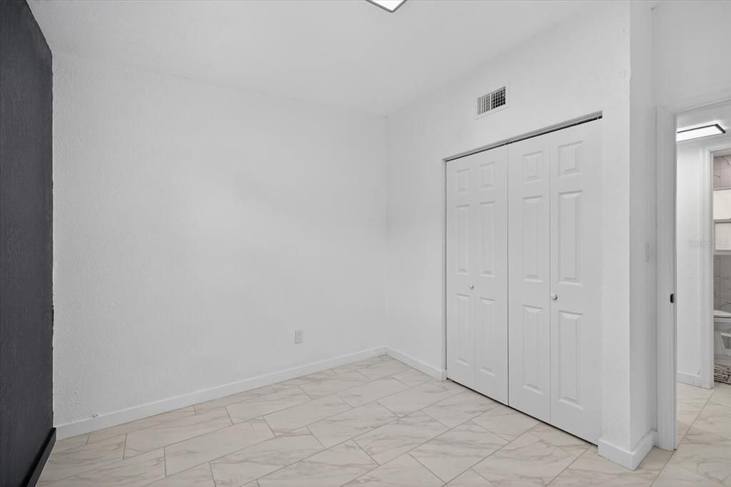 合同活跃: $339,900 (4 贝兹, 2 浴室, 1102 平方英尺)