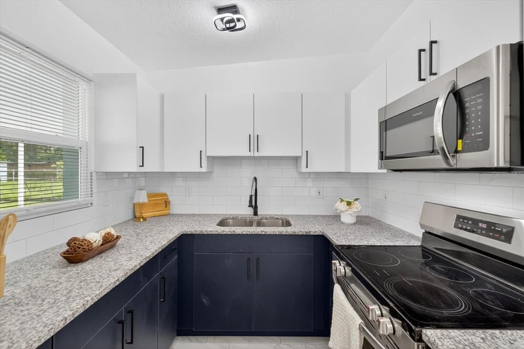 合同活跃: $339,900 (4 贝兹, 2 浴室, 1102 平方英尺)