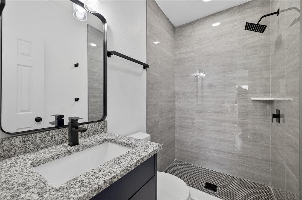 合同活跃: $339,900 (4 贝兹, 2 浴室, 1102 平方英尺)