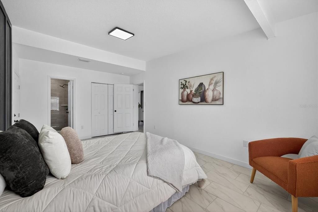 合同活跃: $339,900 (4 贝兹, 2 浴室, 1102 平方英尺)