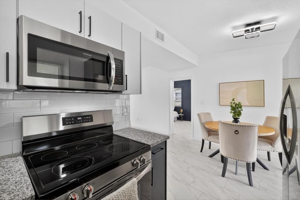 合同活跃: $339,900 (4 贝兹, 2 浴室, 1102 平方英尺)