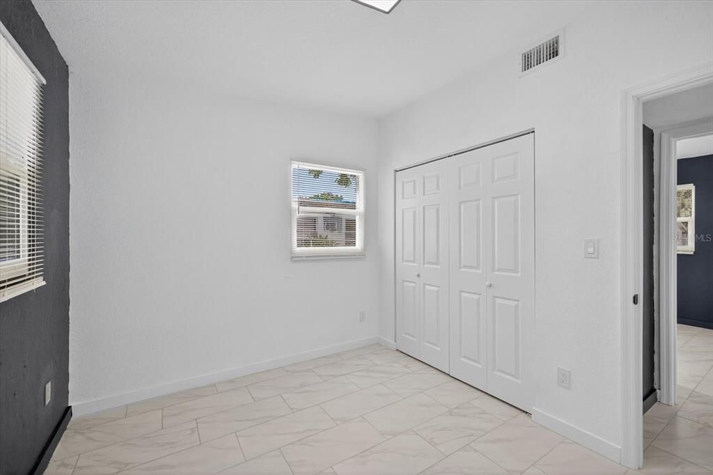 合同活跃: $339,900 (4 贝兹, 2 浴室, 1102 平方英尺)