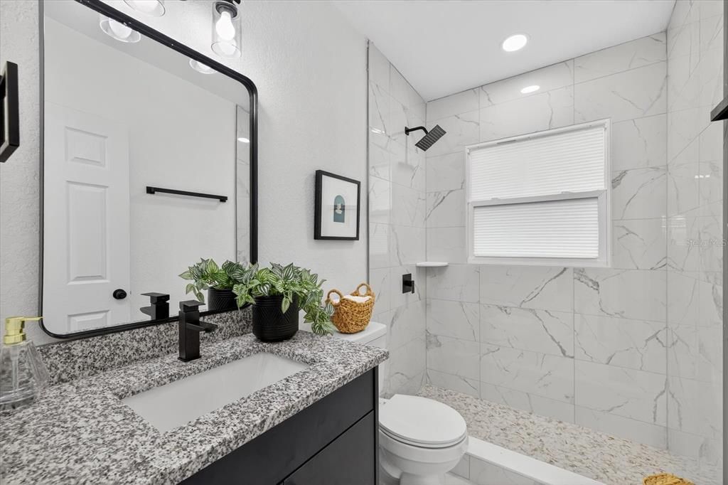 合同活跃: $339,900 (4 贝兹, 2 浴室, 1102 平方英尺)