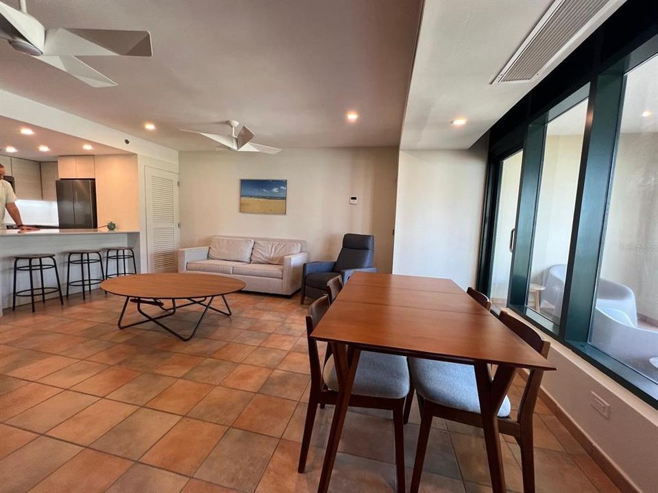 For Sale: $725,000 (1 beds, 2 baths, 1019 Square Feet)