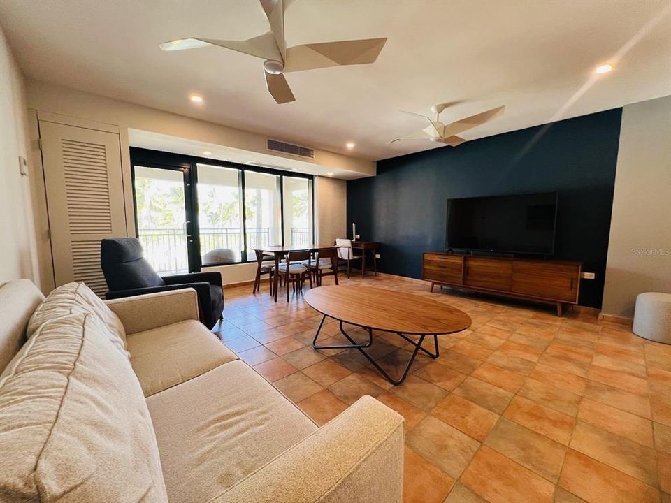 For Sale: $725,000 (1 beds, 2 baths, 1019 Square Feet)