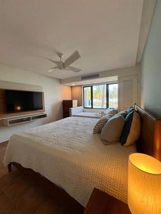 For Sale: $725,000 (1 beds, 2 baths, 1019 Square Feet)