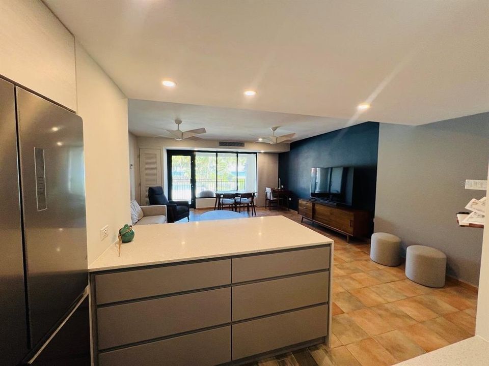 For Sale: $725,000 (1 beds, 2 baths, 1019 Square Feet)