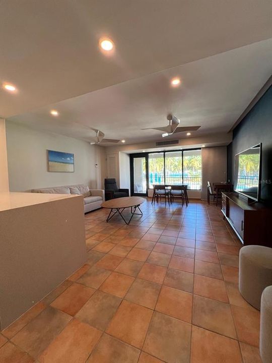 For Sale: $725,000 (1 beds, 2 baths, 1019 Square Feet)