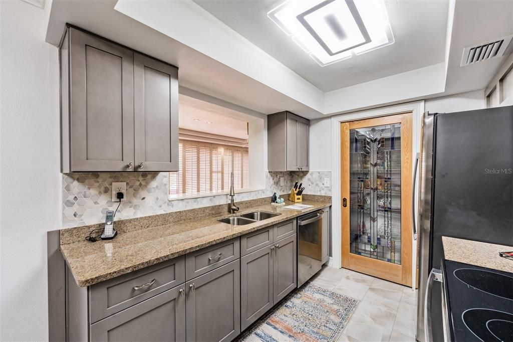 Под контрактом: $450,000 (3 спален, 2 ванн, 2258 Квадратных фут)