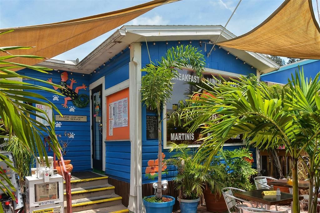 Active With Contract: $1,399,000 (2 beds, 2 baths, 1282 Square Feet)