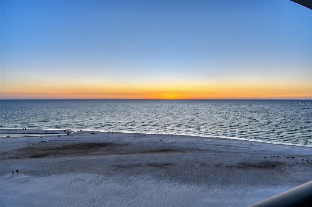 Active With Contract: $1,399,000 (2 beds, 2 baths, 1282 Square Feet)