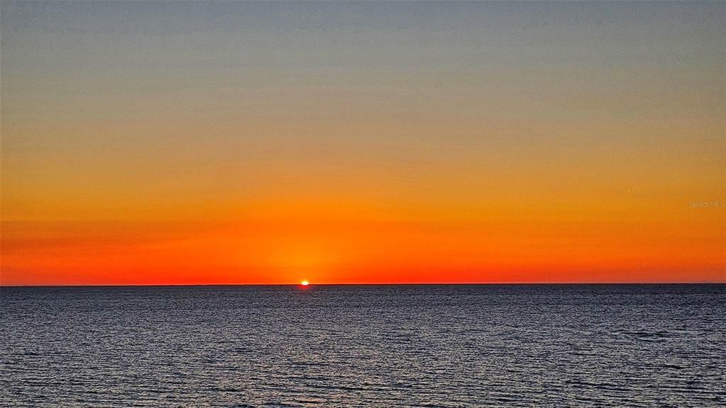 Active With Contract: $1,399,000 (2 beds, 2 baths, 1282 Square Feet)