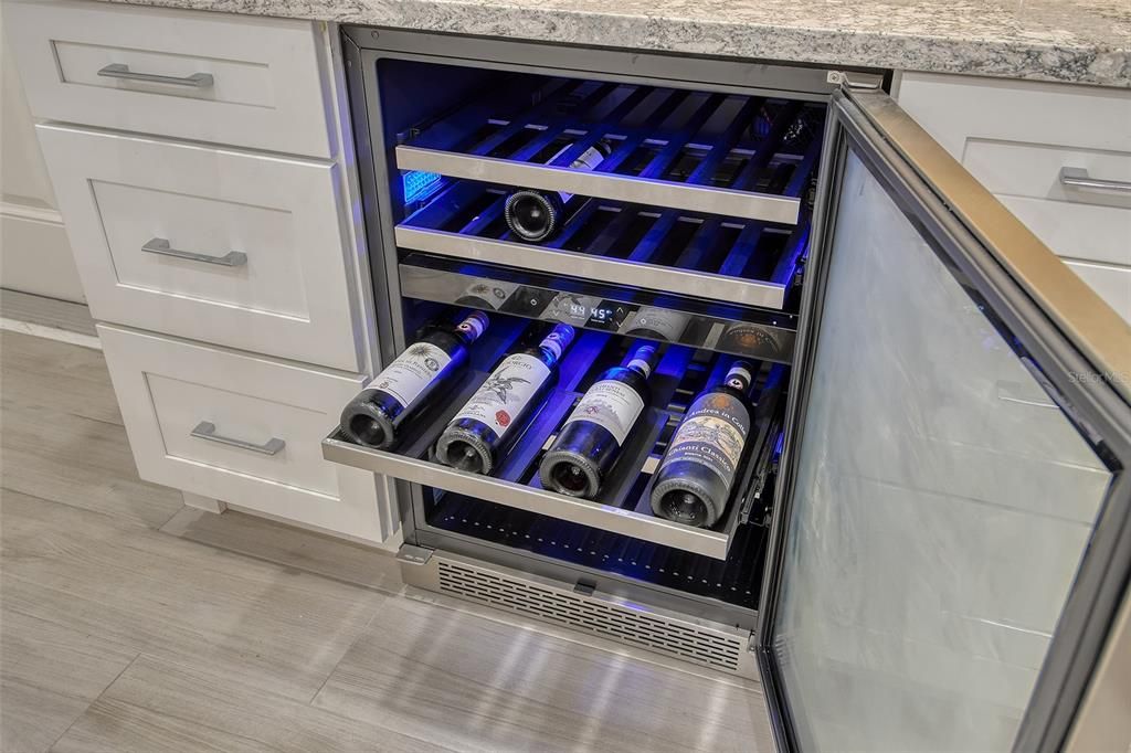 Active With Contract: $1,399,000 (2 beds, 2 baths, 1282 Square Feet)