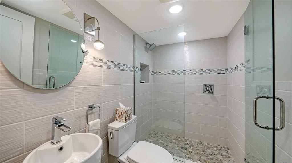 Active With Contract: $1,399,000 (2 beds, 2 baths, 1282 Square Feet)