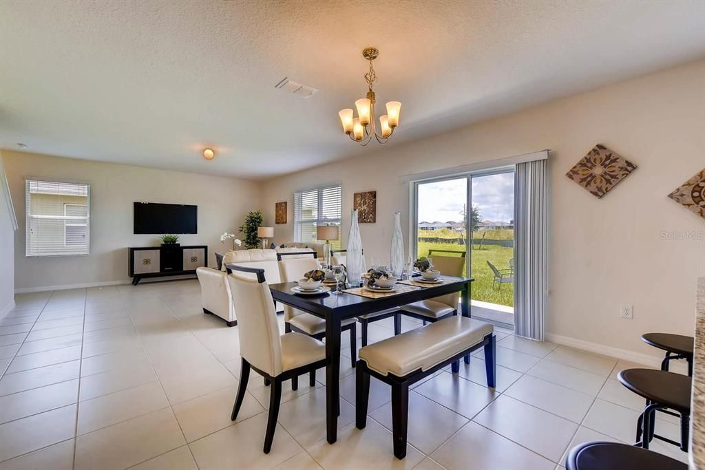 合同活跃: $476,990 (4 贝兹, 2 浴室, 2432 平方英尺)