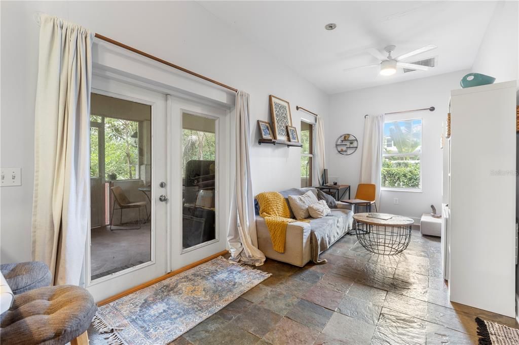 合同活跃: $480,000 (1 贝兹, 1 浴室, 880 平方英尺)