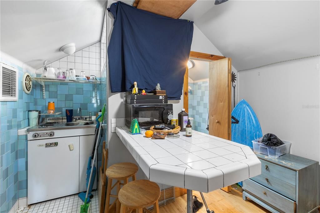 合同活跃: $480,000 (1 贝兹, 1 浴室, 880 平方英尺)