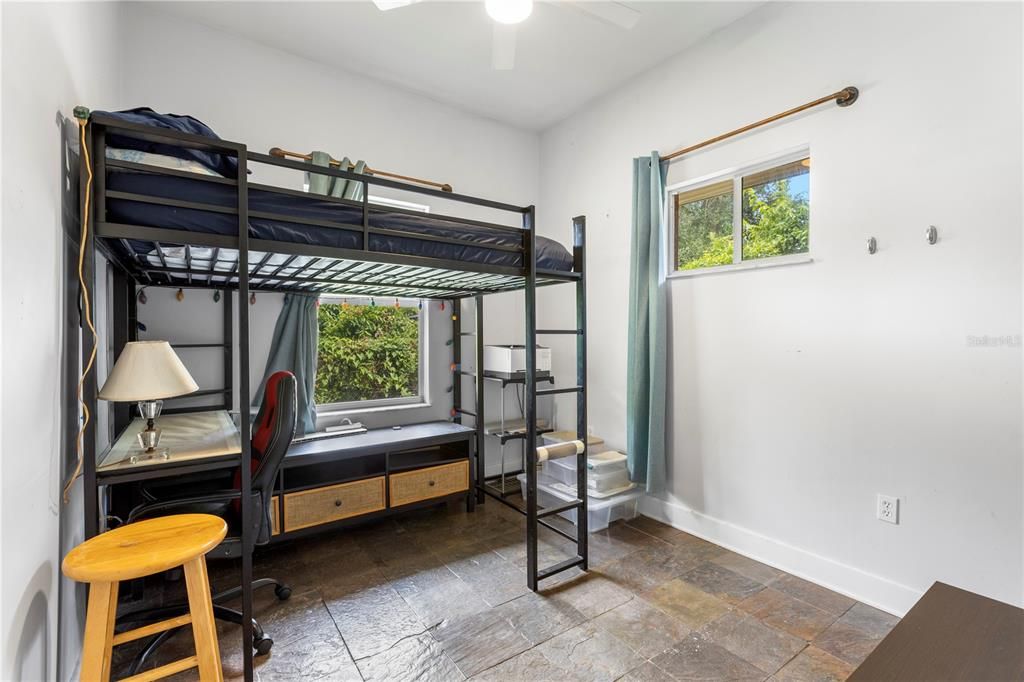 合同活跃: $480,000 (1 贝兹, 1 浴室, 880 平方英尺)