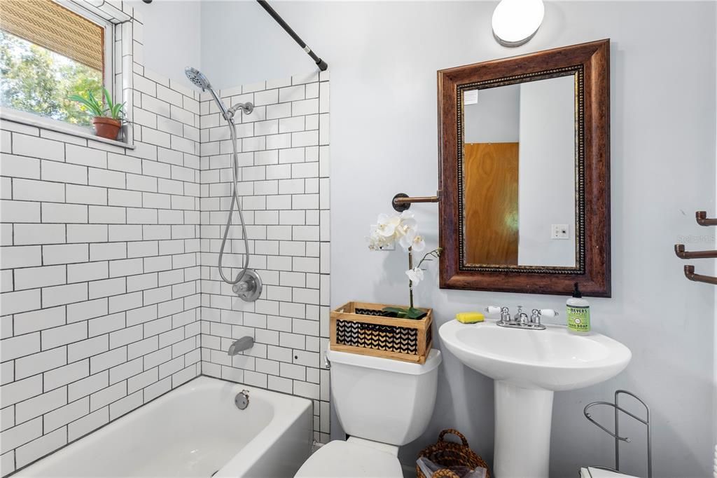 合同活跃: $480,000 (1 贝兹, 1 浴室, 880 平方英尺)