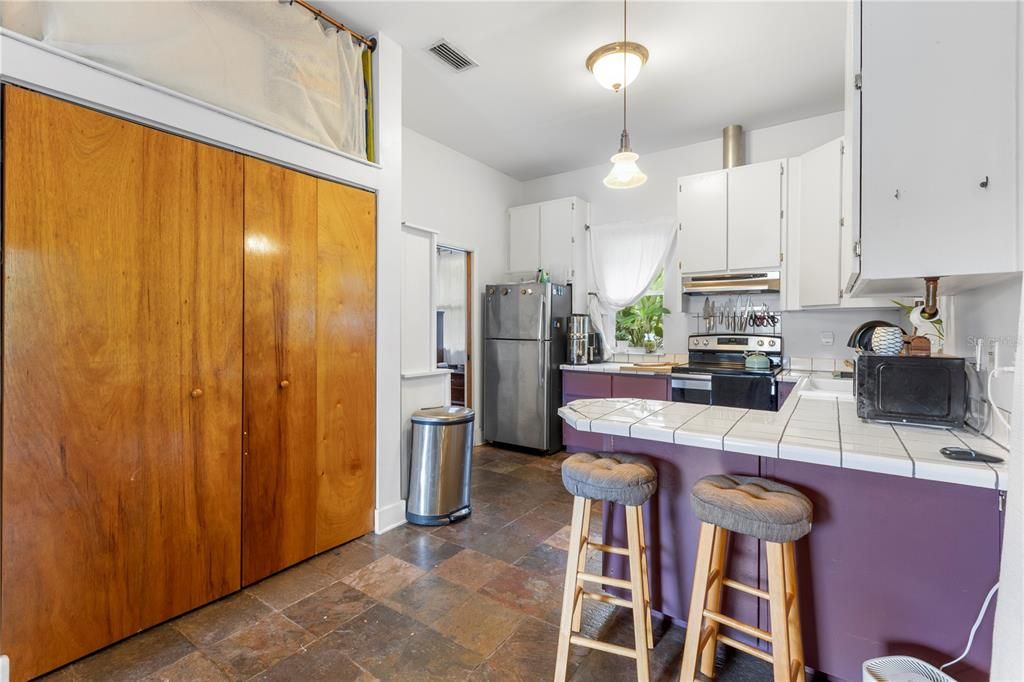 合同活跃: $480,000 (1 贝兹, 1 浴室, 880 平方英尺)