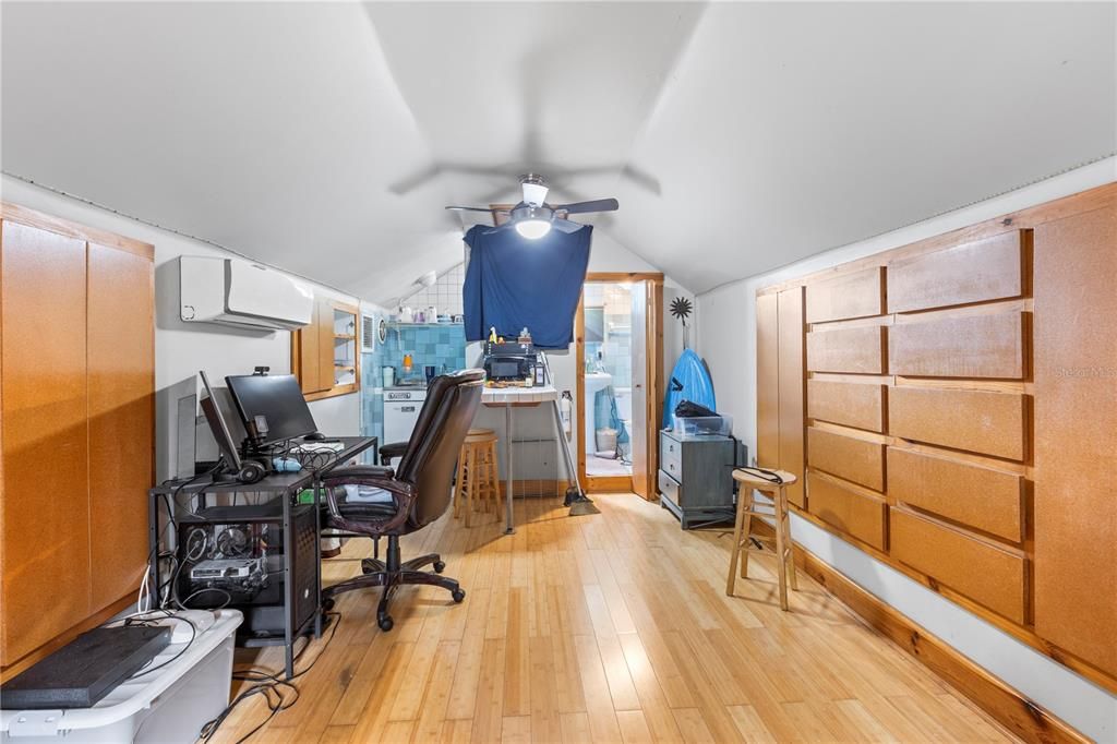 合同活跃: $480,000 (1 贝兹, 1 浴室, 880 平方英尺)