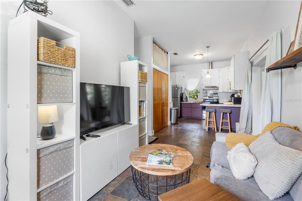 合同活跃: $480,000 (1 贝兹, 1 浴室, 880 平方英尺)