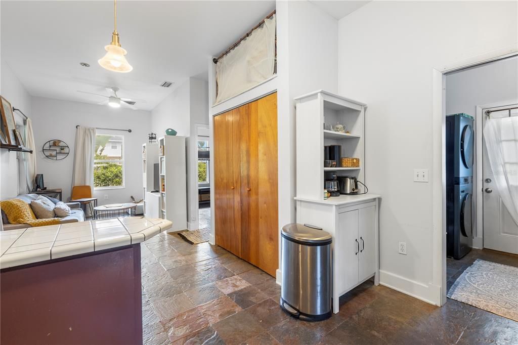 合同活跃: $480,000 (1 贝兹, 1 浴室, 880 平方英尺)