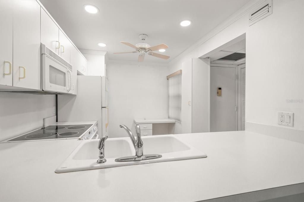 Active With Contract: $149,000 (2 beds, 2 baths, 1045 Square Feet)