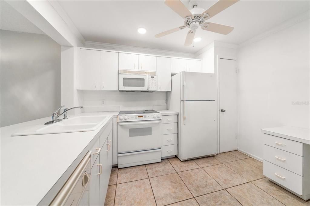 Active With Contract: $149,000 (2 beds, 2 baths, 1045 Square Feet)