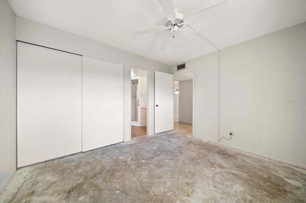 Active With Contract: $149,000 (2 beds, 2 baths, 1045 Square Feet)