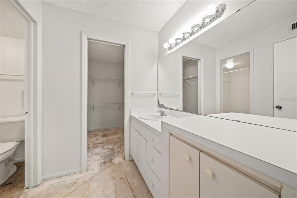 Active With Contract: $149,000 (2 beds, 2 baths, 1045 Square Feet)