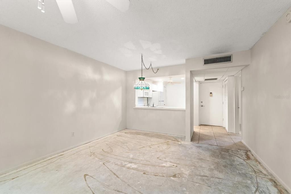 Active With Contract: $149,000 (2 beds, 2 baths, 1045 Square Feet)