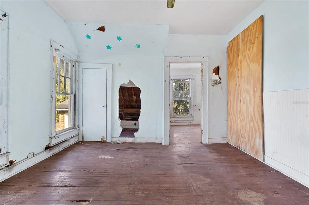 待售: $185,000 (4 贝兹, 2 浴室, 2129 平方英尺)