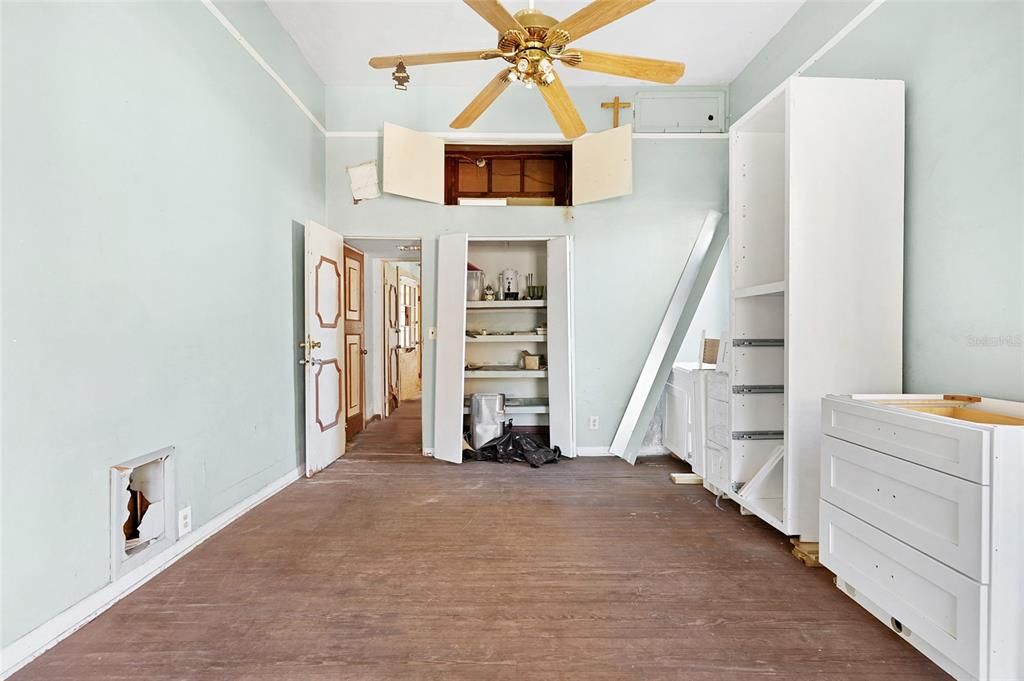 待售: $185,000 (4 贝兹, 2 浴室, 2129 平方英尺)