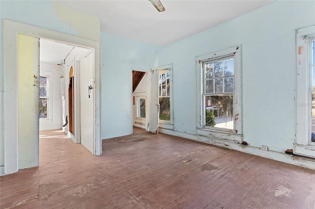 待售: $185,000 (4 贝兹, 2 浴室, 2129 平方英尺)