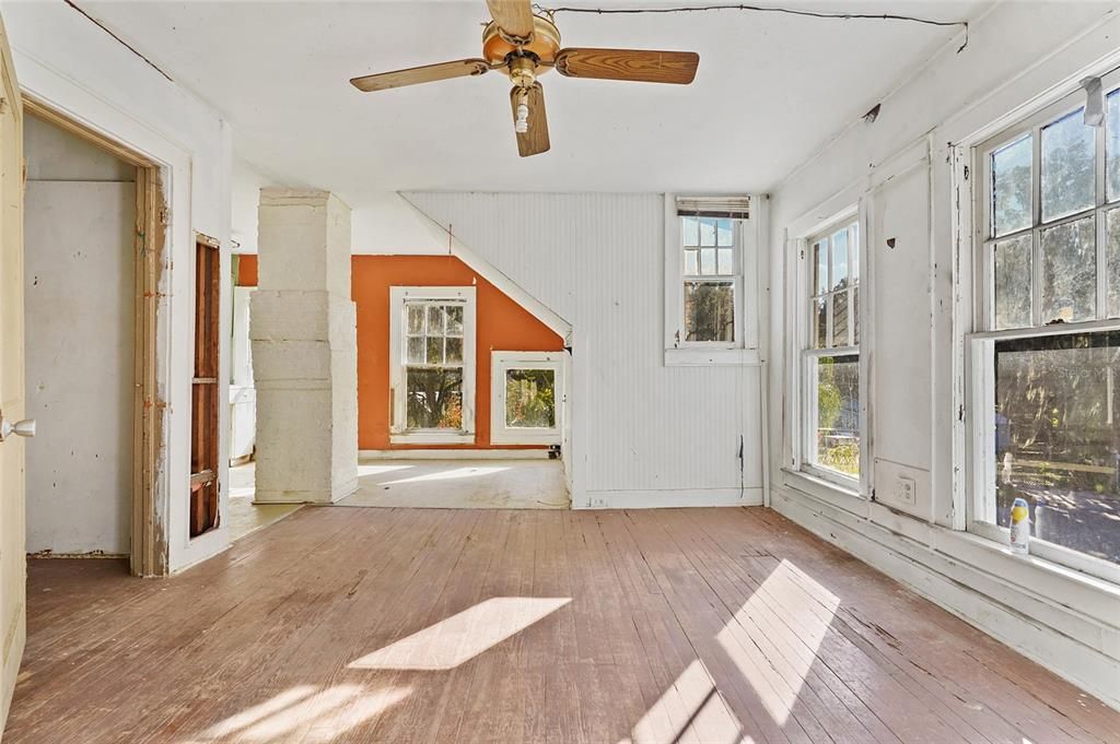 待售: $185,000 (4 贝兹, 2 浴室, 2129 平方英尺)