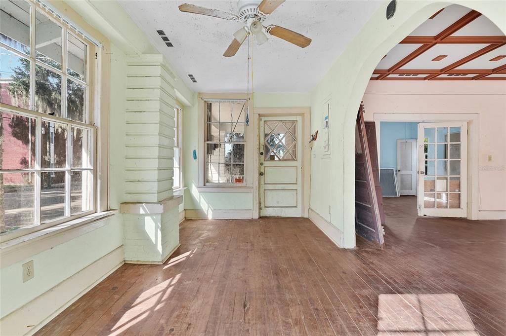 待售: $185,000 (4 贝兹, 2 浴室, 2129 平方英尺)