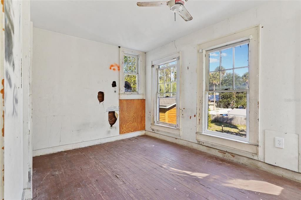 待售: $185,000 (4 贝兹, 2 浴室, 2129 平方英尺)