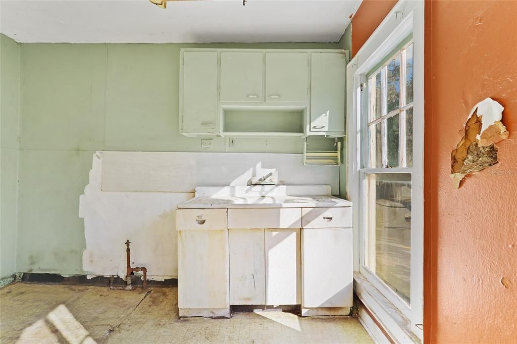 待售: $185,000 (4 贝兹, 2 浴室, 2129 平方英尺)