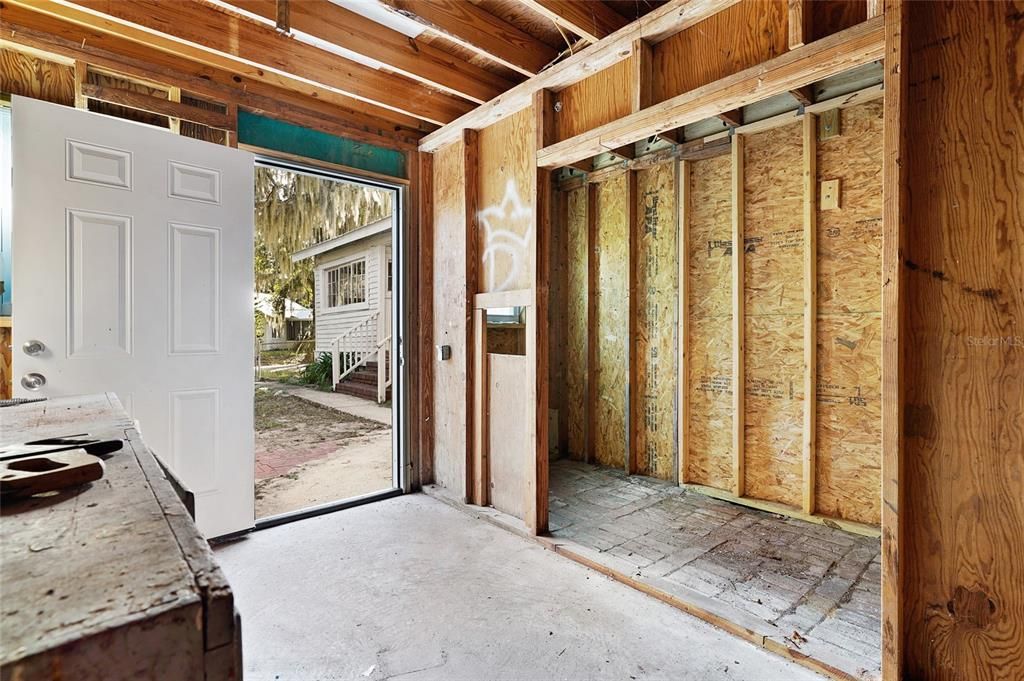 待售: $185,000 (4 贝兹, 2 浴室, 2129 平方英尺)