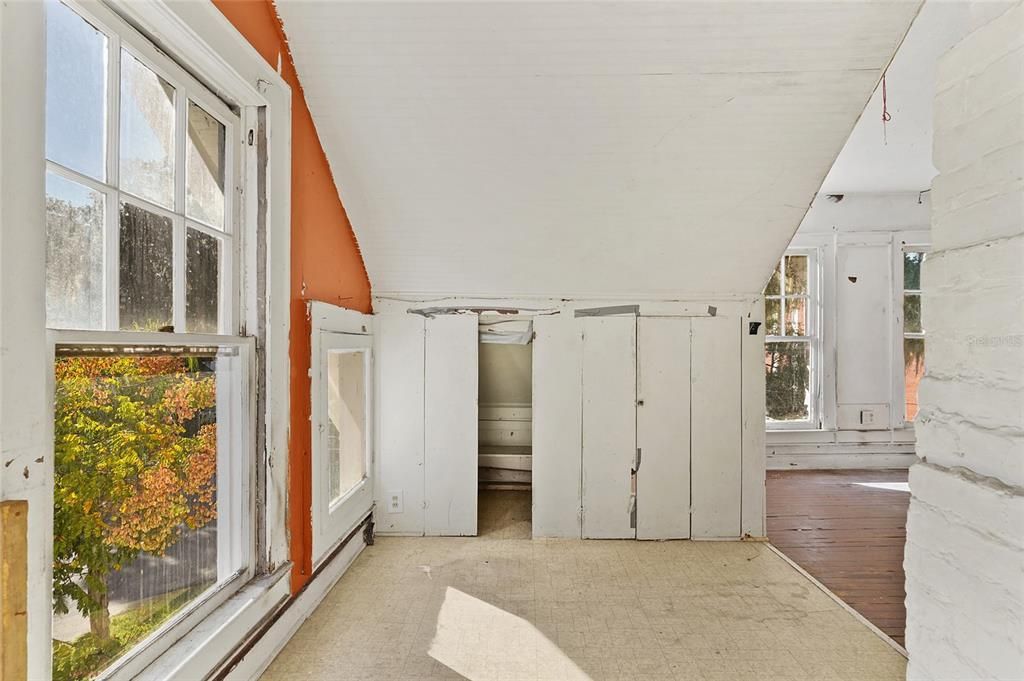 待售: $185,000 (4 贝兹, 2 浴室, 2129 平方英尺)