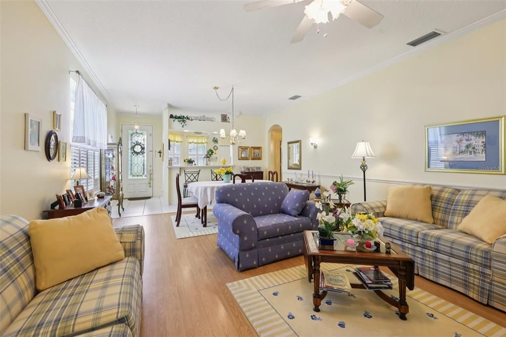 For Sale: $320,000 (3 beds, 2 baths, 1489 Square Feet)