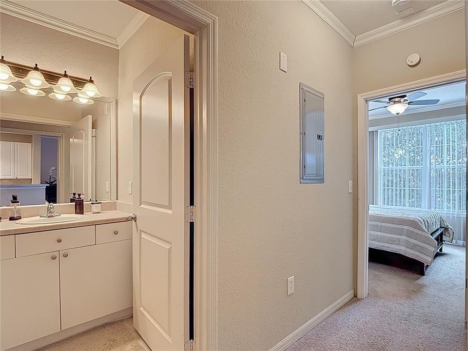 Active With Contract: $189,900 (1 beds, 1 baths, 696 Square Feet)